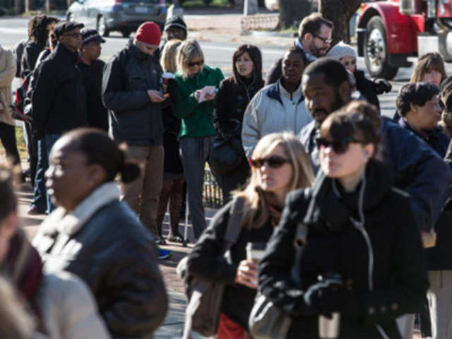 US poll: People wait in line to cast their ballots