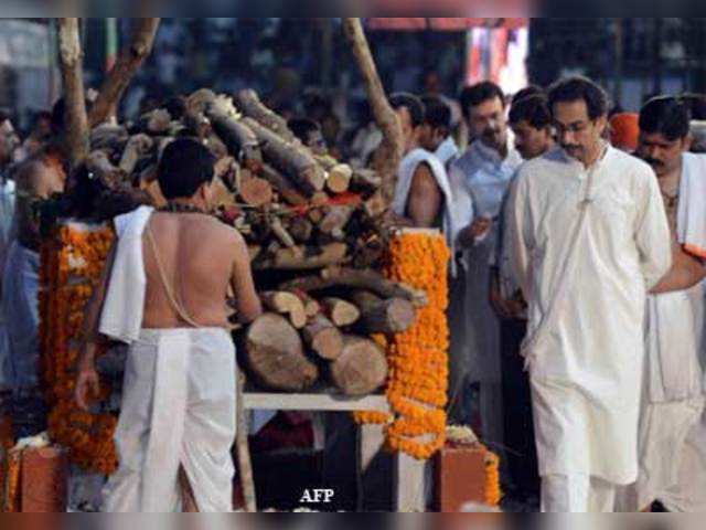 Bal Thackeray cremated at Shivaji Park