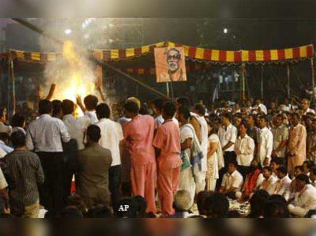 India bids tearful adieu to Bal Thackeray