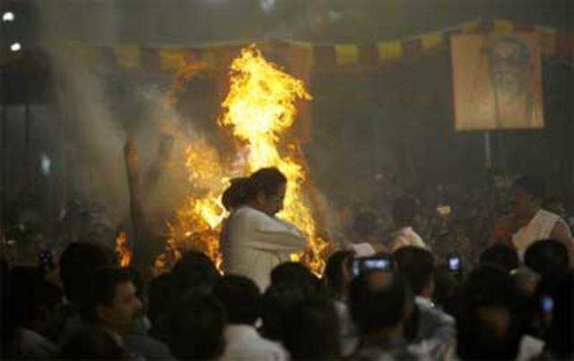 Bal Thackeray cremated at Shivaji Park