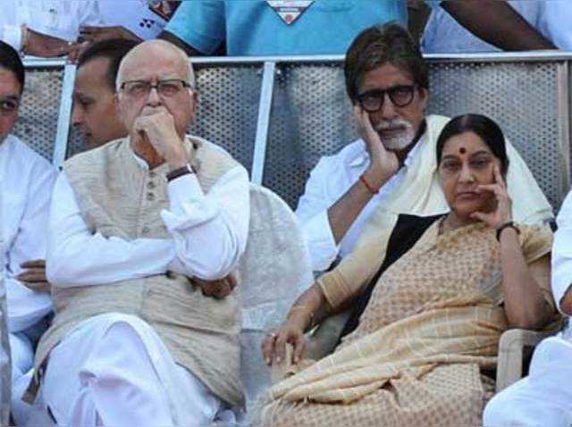 Amitabh Bachchan attends the funeral of Bal Thackeray