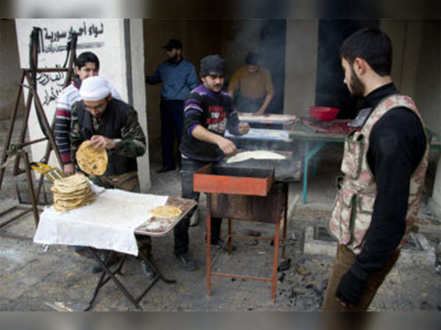 Syrian city of Aleppo: Rebel fighters make their own bread