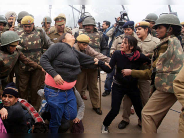 Police scuffle with protesters at Raj Path