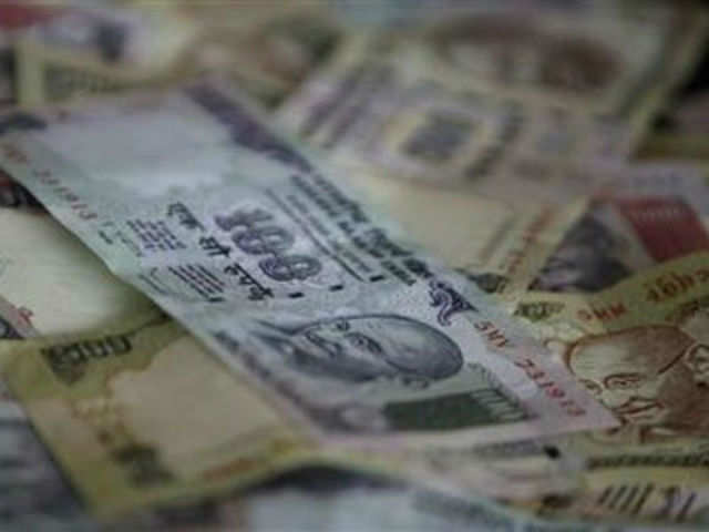 Rupee falls for 2nd day; fund flows provide support