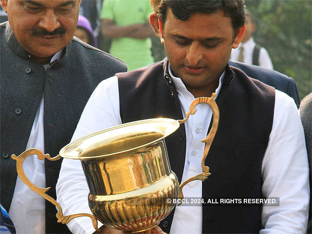 Akhilesh Yadav encourages young football players