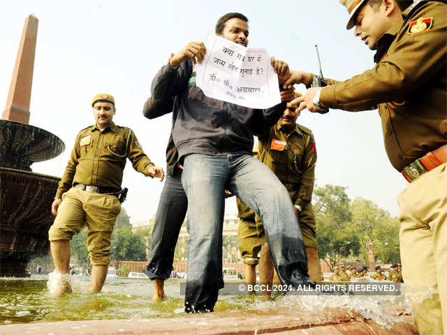 Police detain civil services aspirants in New Delhi