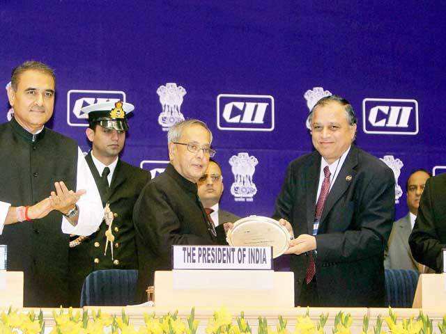President Pranab Mukherjee receives a memento from BHEL CMD