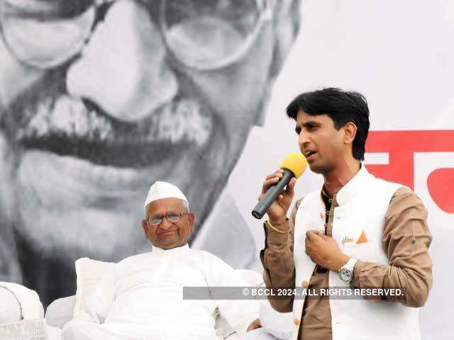 Kumar Vishwas and Anna Hazare in Ralegan Siddhi