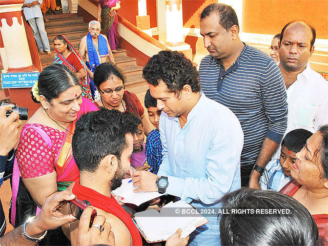 Sachin Tendulkar signs autographs in Goa