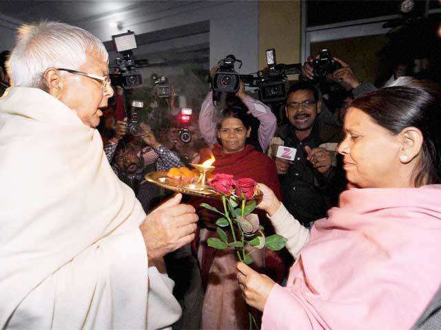 Lalu Prasad Yadav welcomed by Rabri Devi