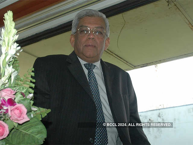 Deepak Parekh: Chairman, HDFC