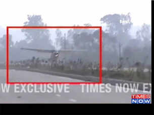 Dramatic landing of aircraft on a highway in MP