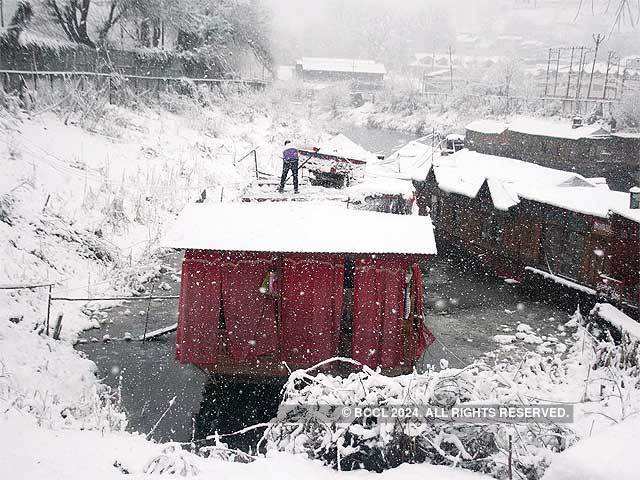 Heavy snowfall in Kashmir