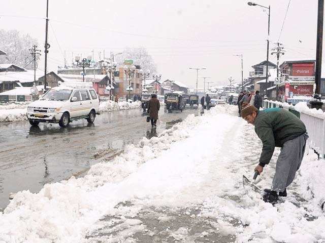 Heavy snowfall in Srinagar