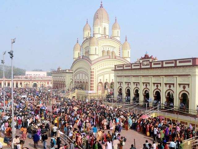 Devotees at Dakhhineswar Kali temple in Kolkata