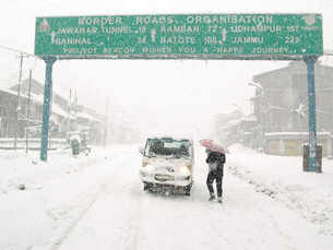 Kashmir Valley cut off after heavy snowfall