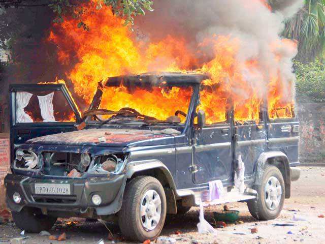 A police vehicle set on fire in Allahabad