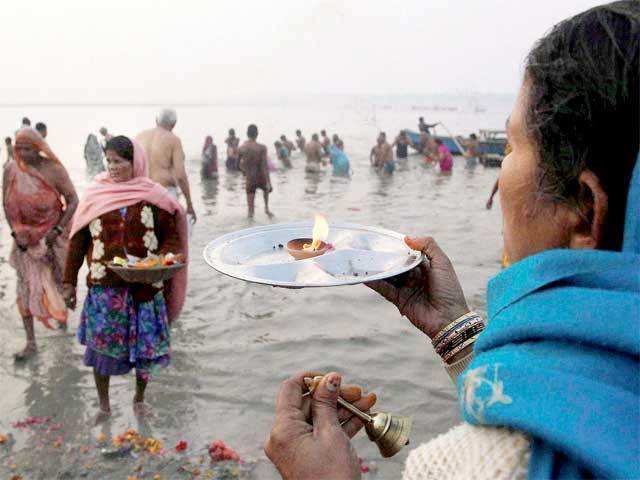 Woman performs aarti in Allahabad