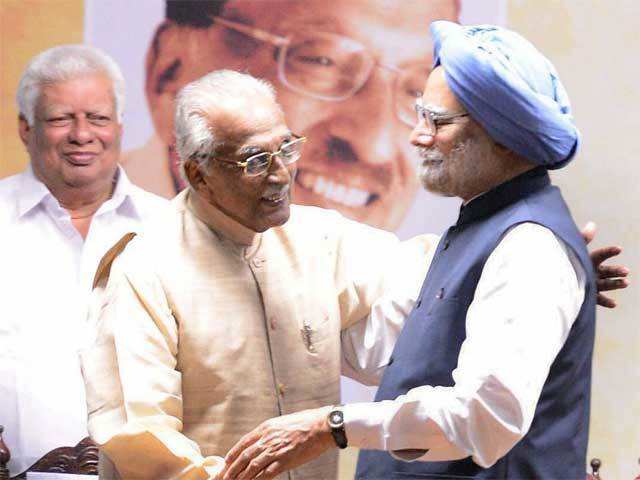 Manmohan Singh greeting senior Congress leader MM Jacob
