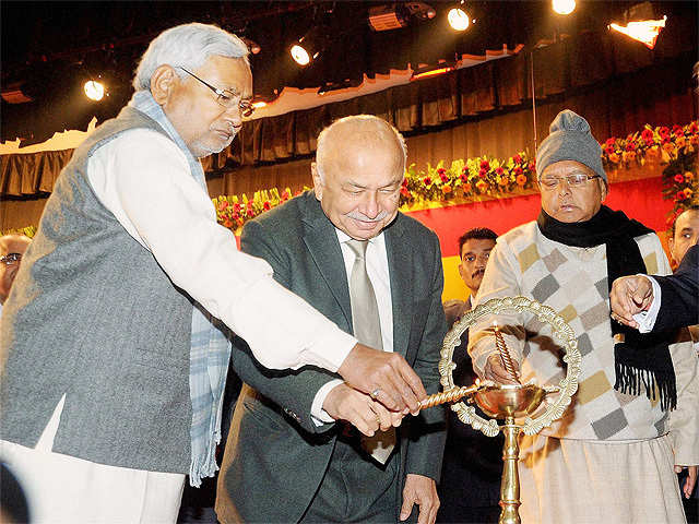 Sushilkumar Shinde, Nitish Kumar and Lalu Prasad at an event