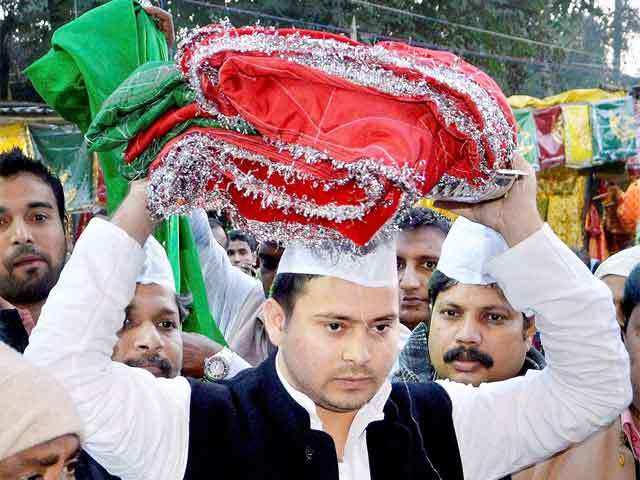 Lalu Prasad's son Tejashwi Yadav carries holy chadar