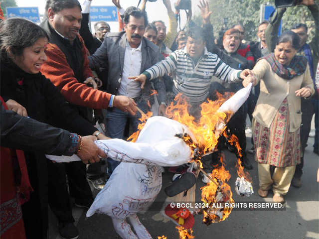 Congress members burn an effigy of Delhi Law Minister