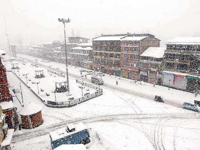 Commuters travel during heavy snowfall