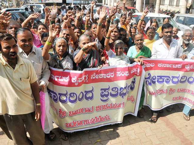 Protest against Textile Min in Hubli, Karnataka