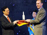 Vietnamese PM receives Ariane 5 model