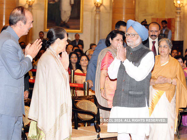 Manmohan Singh exchanges greetings with Sonia Gandhi