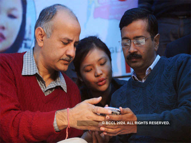 Diseased Nido’s sister shows an SMS to CM Arvind Kejriwal