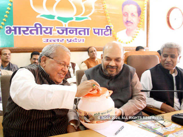 BJP leader Amit Shah collecting 'Modi for P.M fund'