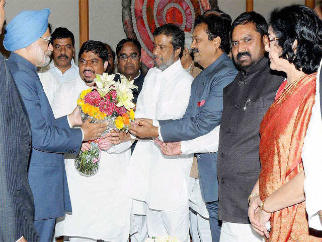 Manmohan Singh meets a delegation of Congress Legislators from Telangana region