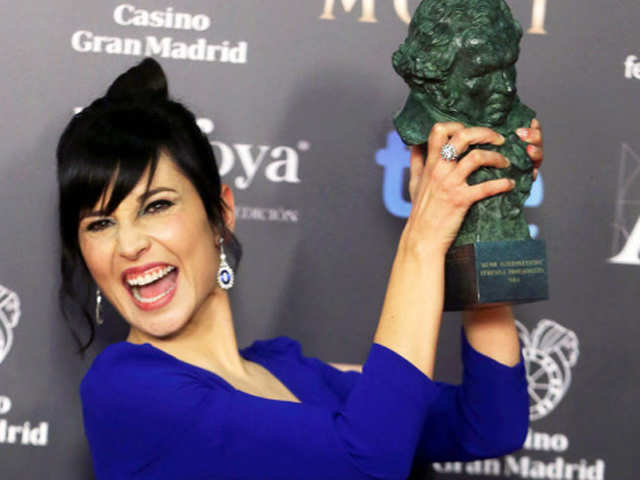 Marian Alvarez raises her Goya for Best Leading Actress