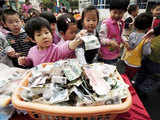 Children donate money for China earthquake victims