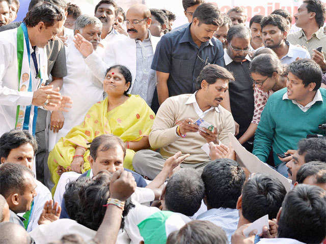 Jagan with his mother Vijayamma during their dharna in New Delhi