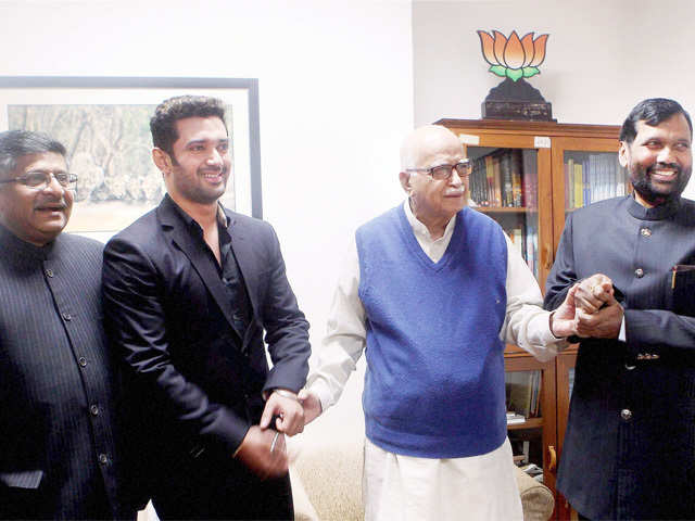 Paswan meets senior BJP leader L K Advani