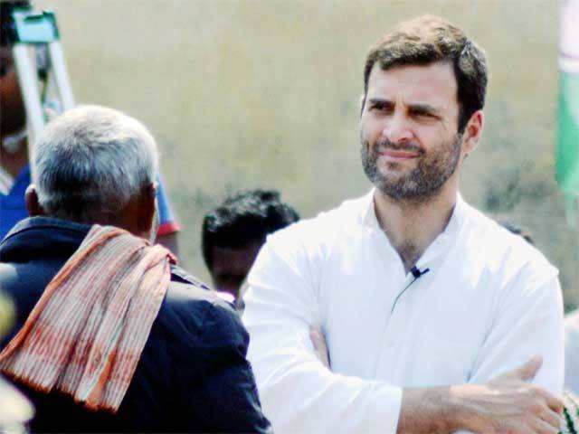 Rahul Gandhi interacts with rickshaw pullers