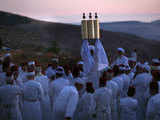  Samaritans raise holy Torah scroll