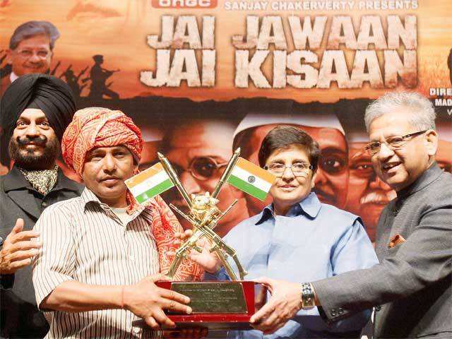Kiran Bedi honouring a farmer in New Delhi