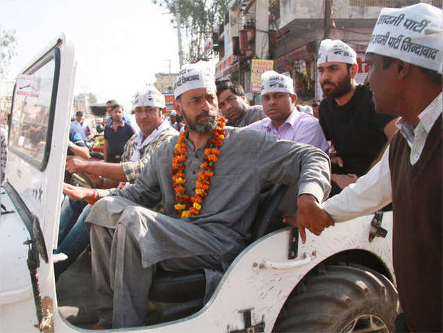 Aam Aadmi Party Yogendra Yadav during election campaign