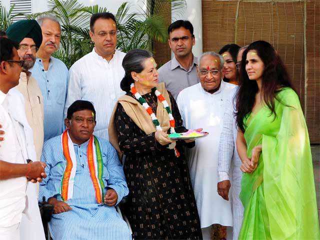 Sonia Gandhi celebrates Holi