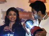 Aishwarya and Abhishek pose with Solar Lanterns