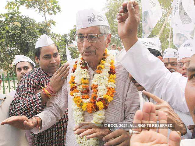 Mohan Gandhi came to fill nomination paper