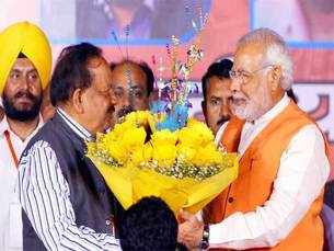 Narendra Modi being greeted by Harsh Vardhan in New Delhi