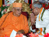 Pranab Mukherjee with Swami Atmasthananda Maharaj