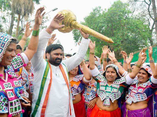 Congress Party candidate dancing with Lampada women