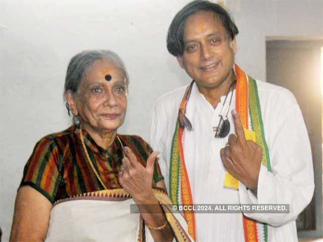 Sashi Tharoor casts his vote