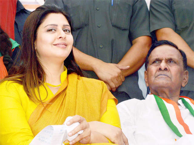 Actress Nagma and Beni Prasad campaign in Pilibhit