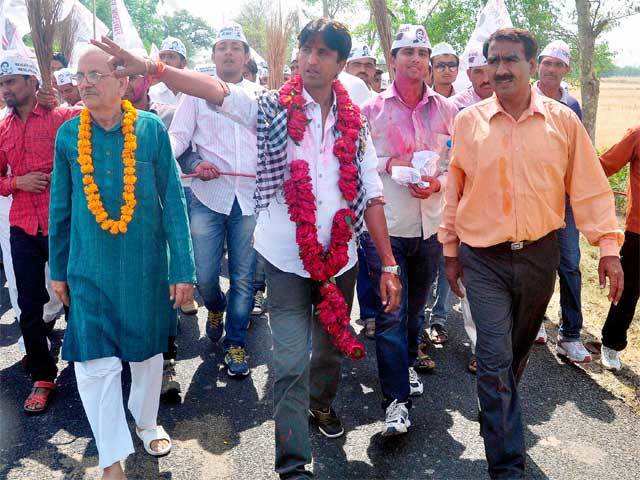 Kumar Vishwas files his nomination from Amethi